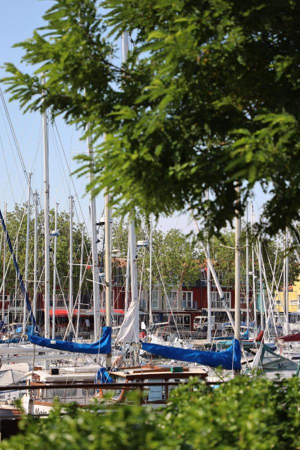 Un Hotel Sur Le Port La Rochelle  Exterior photo